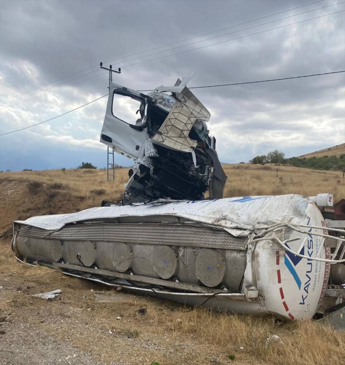 Malatya'da devrilen akaryakıt tankerinin sürücüsü yaralandı