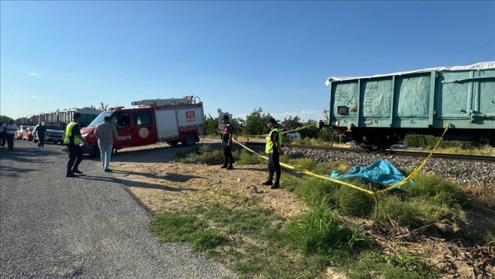 Malatya'da yük treninin çarptığı tarım aracındaki 3 kişi öldü, 1 kişi yaralandı