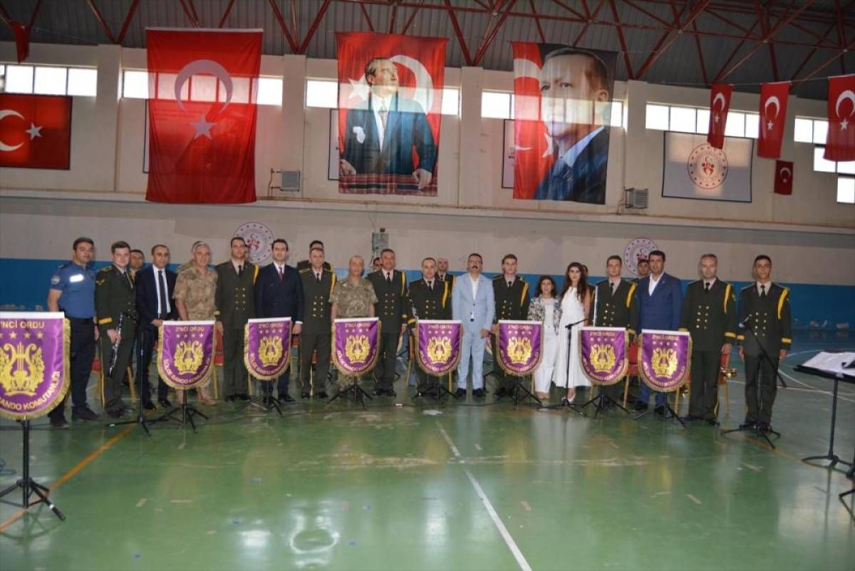 Malatya 2. Ordu Komutanlığı Bandosu Şemdinli'de konser verdi