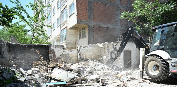 Battalgazi Belediyesi, metruk yapıların yıkımını gerçekleştirdi