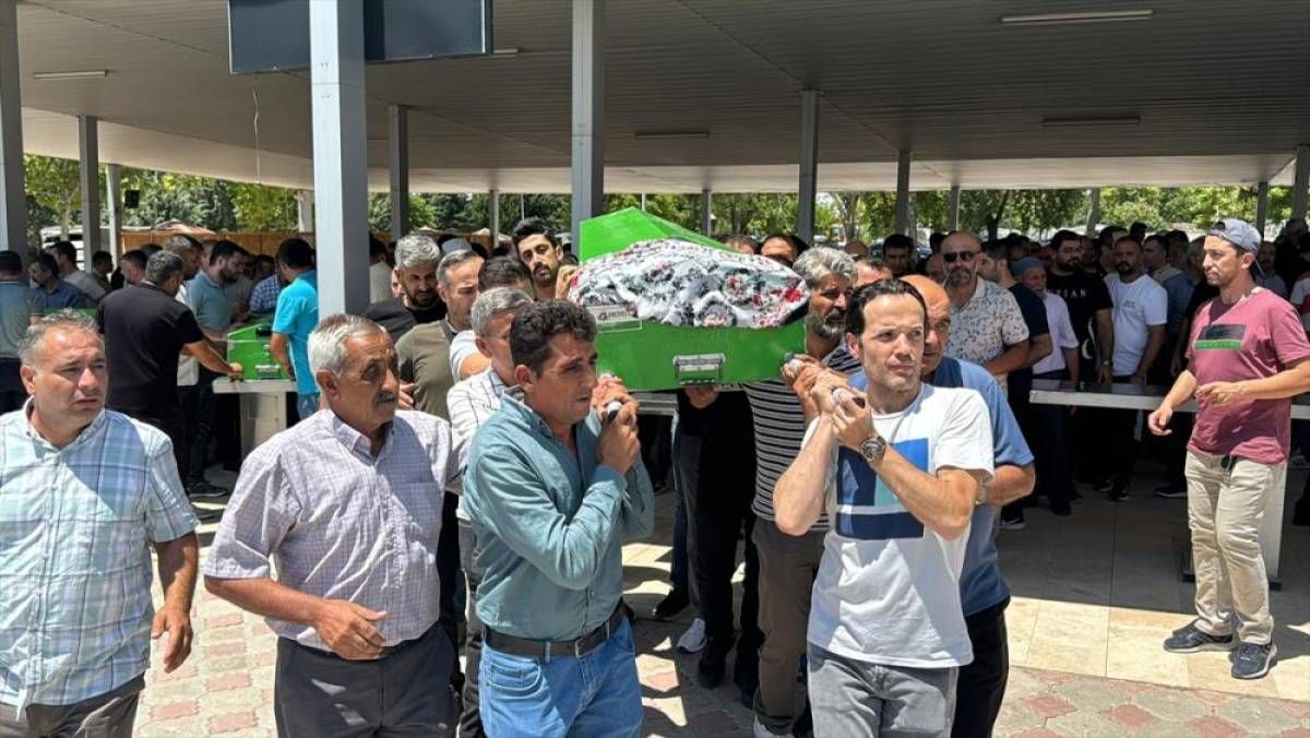 Aile katliamında öldürülen 3 kişinin cenazesi defnedildi