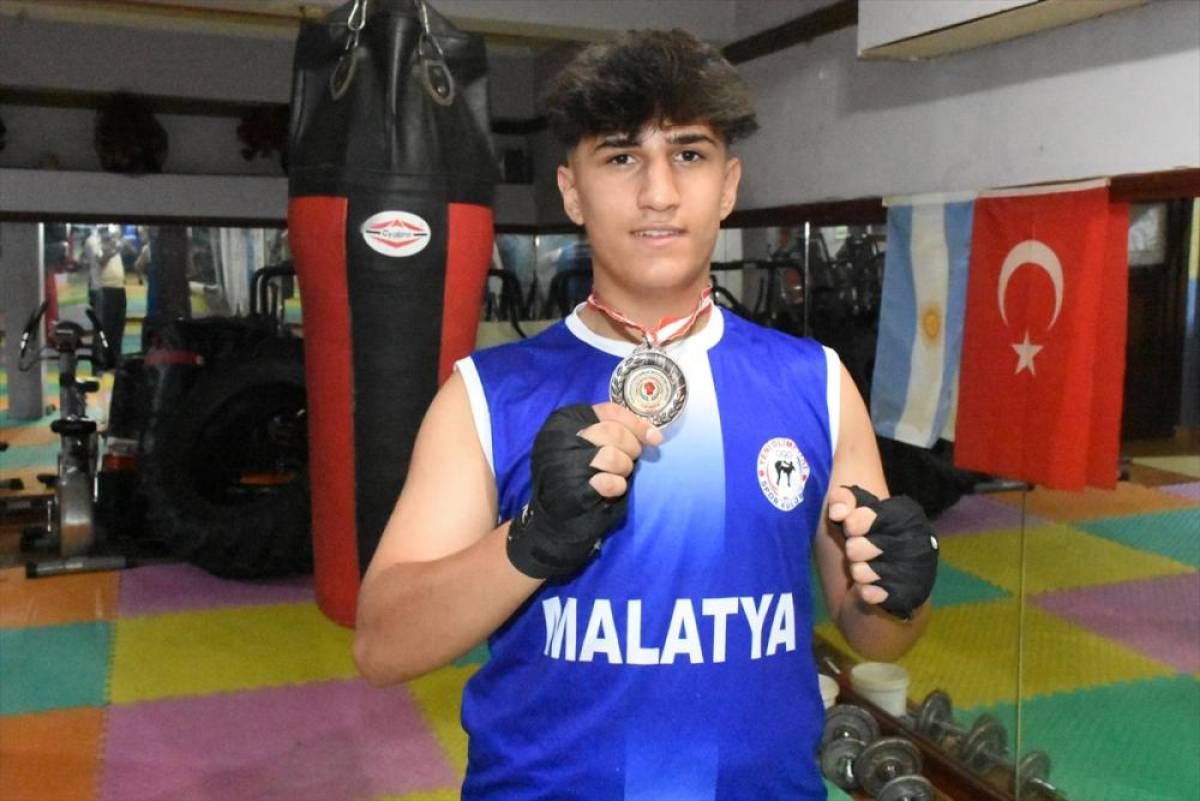 Tedavisine ara vererek katıldığı şampiyonadan bronz madalyayla döndü