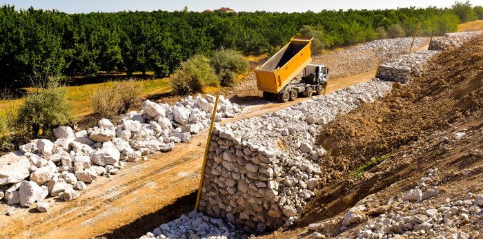 Kuzey Kuşak Yolu'na istinat duvarı yapılıyor