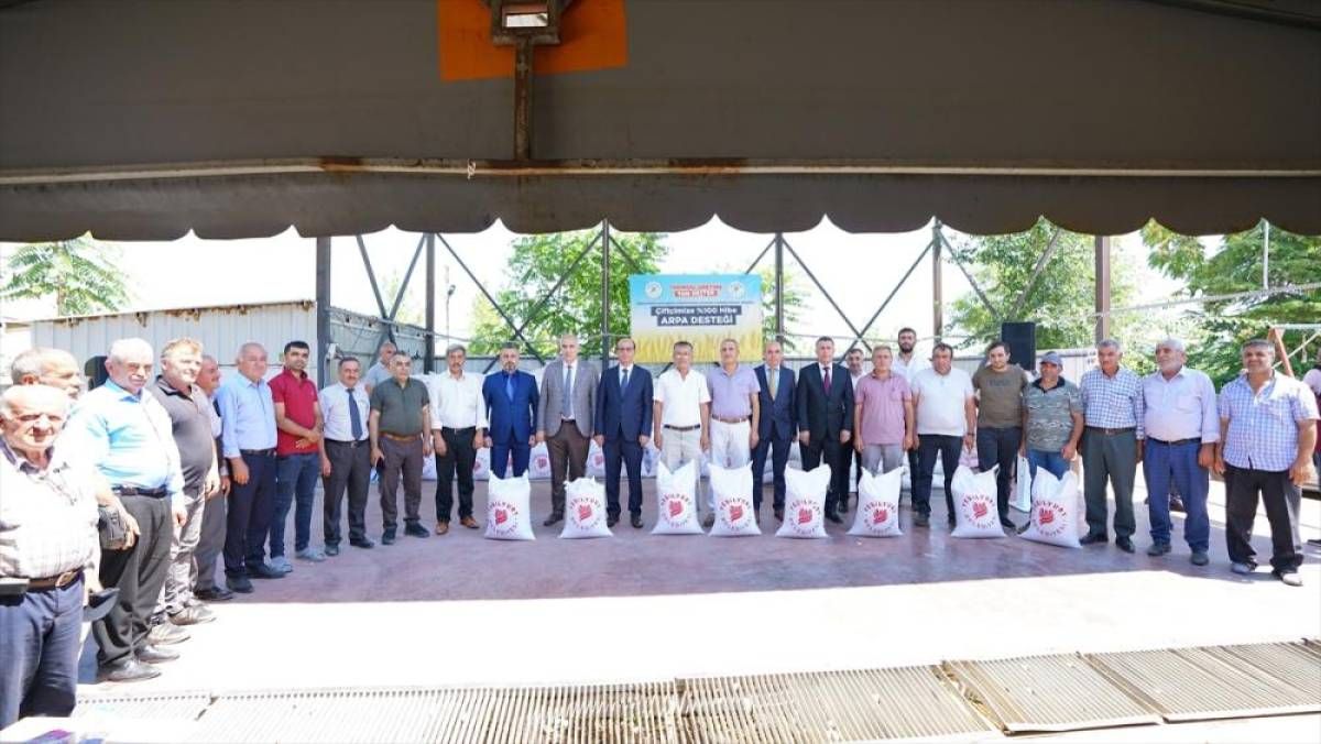 Malatya'da depremzede çiftçilere 35 ton arpa dağıtıldı