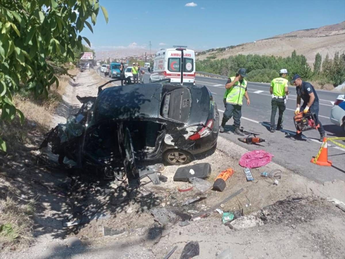Malatya'da menfeze çarpan otomobildeki 3 kişi öldü, 1 kişi yaralandı