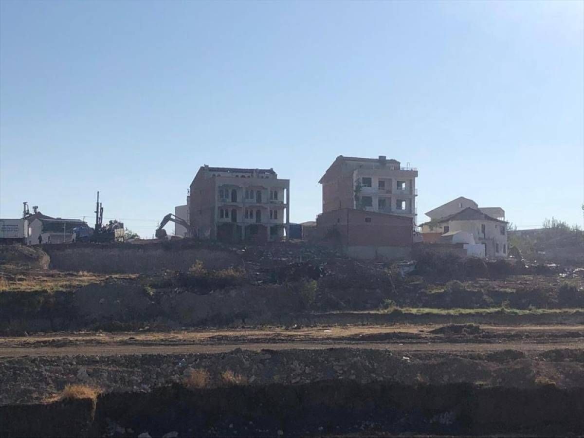 Malatya'da güçlendirme başvurusu yapılmayan orta hasarlı binaların yıkımı sürüyor