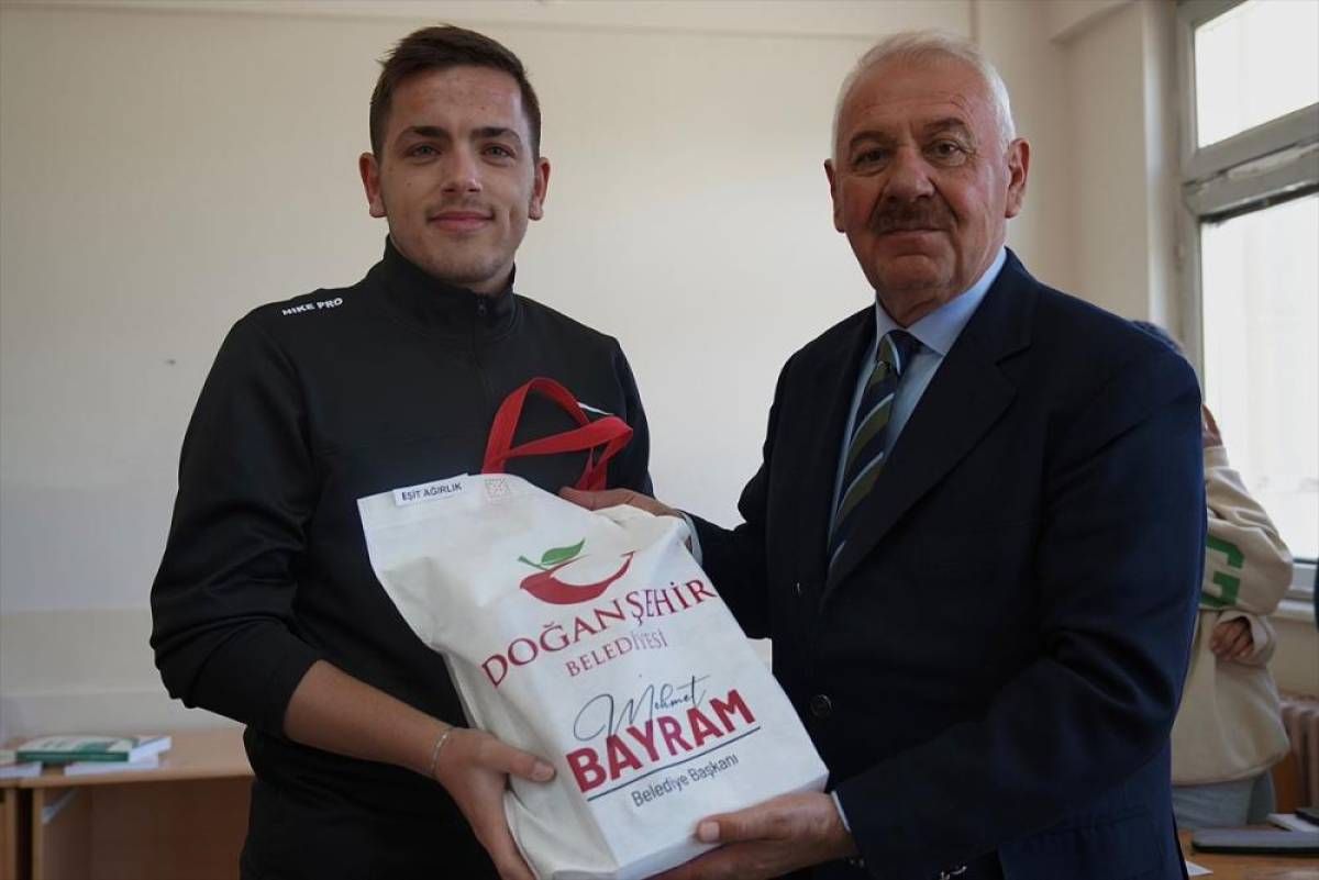 Doğanşehir'de öğrencilere sınava hazırlık setleri dağıtıldı