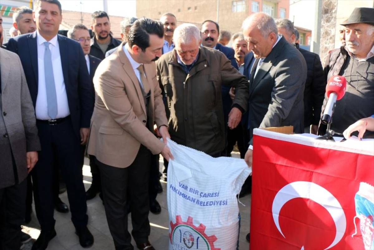 Hekimhan Belediyesi 1180 üreticiye hayvan yemi dağıttı