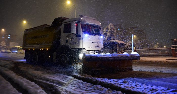 Yoğun kar nedeniyle yollarda mahsur kalan 509 kişi misafirhanelere yerleştirildi