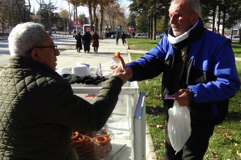 Yaklaşık yarım asırdır tatlı satarak 4 çocuğunu okutan Mehmet dedenin hayat hikayesi
