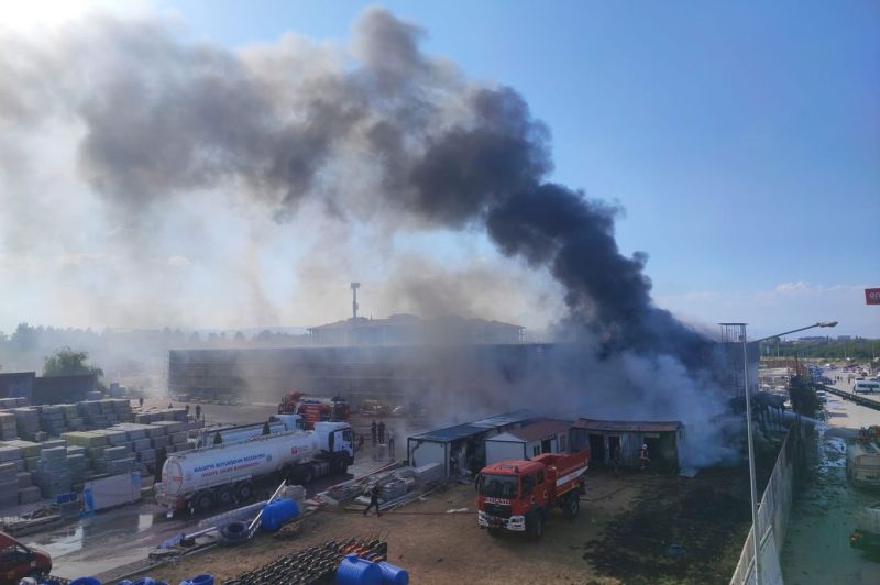 Hırdavatçı alışveriş merkezinde büyük yangın çıktı