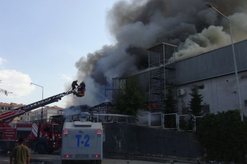 İnşaat malzemelerinin satıldığı bayide çıkan yangın kontrol altına alındı
