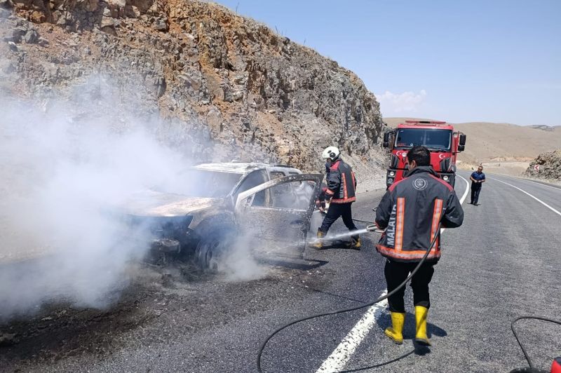 Seyir halindeki araç alev aldı