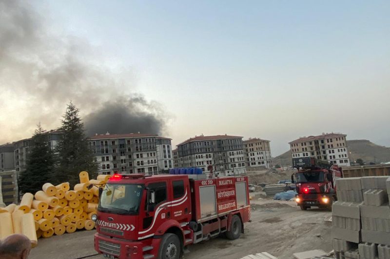 Şantiye kavgasının ardından işçilerin kaldığı konteynerler ateşe verildi