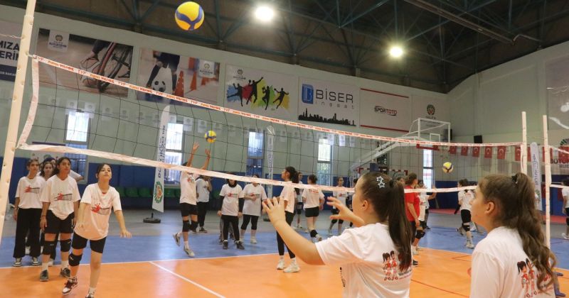 TVF Başkanı Üstündağ, Malatya'da çocukların voleybol antrenmanını izledi