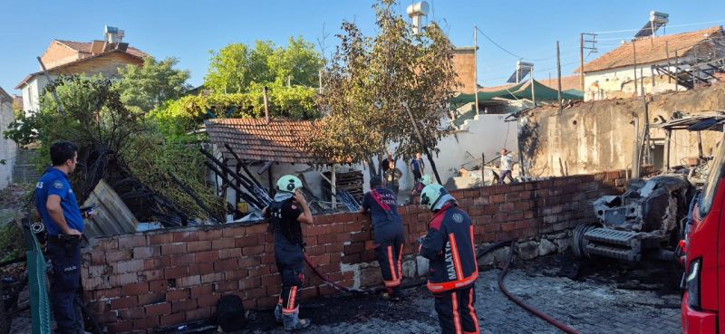 Battalgazi’de ev ve traktör alevlere teslim oldu