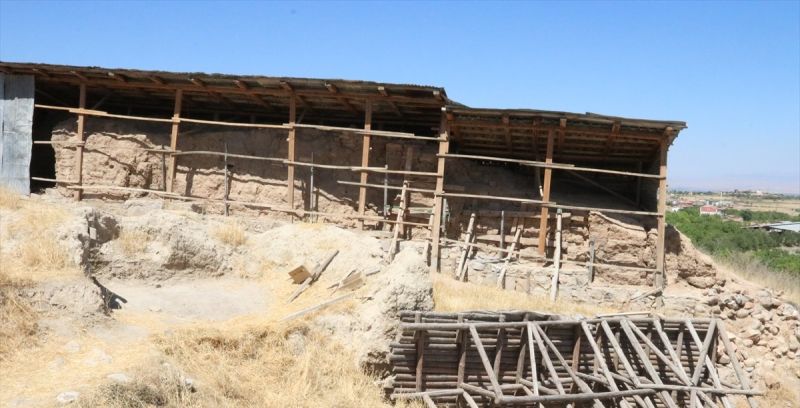 Depremde hasar alan Arslantepe Höyüğü'ndeki kale duvarları onarılıyor