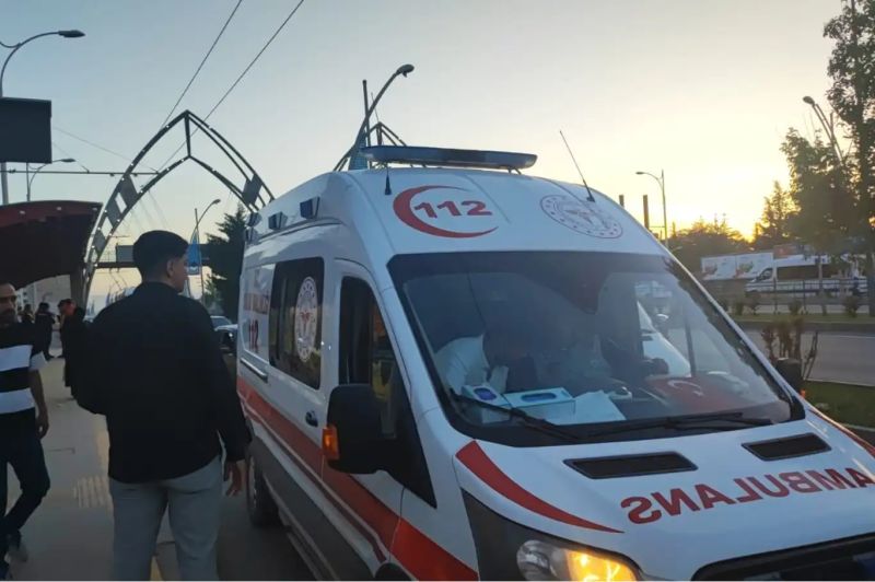 Motosiklet ile servis aracı çarpıştı: Bir ağır yaralı