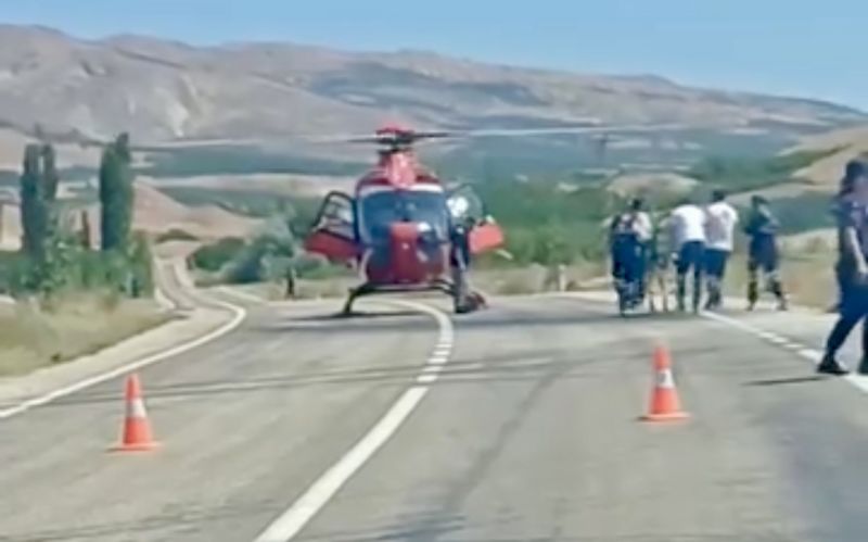 Acil hasta için helikopter ambulans karayoluna indi