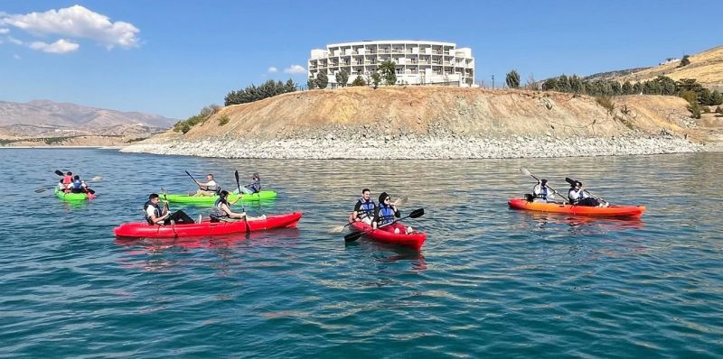 Kale’de gençler Karakaya Barajı’nda kano keyfi yaşadı