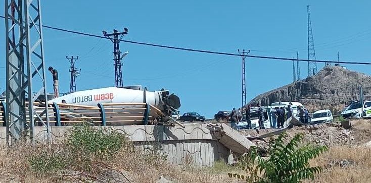 Hekimhan’da Devrilen Beton Mikseri Ulaşımı Aksattı
