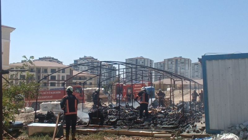 Malatya’da TOKİ şantiyesinde depo yangını