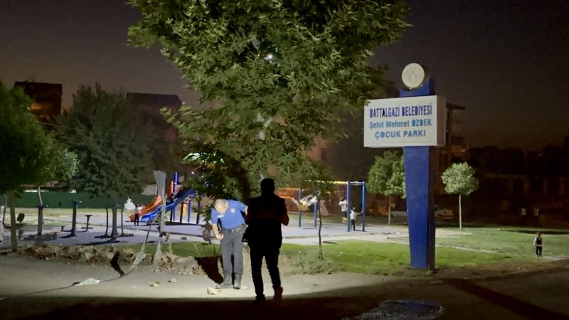 Battalgazi’de çocuk parkı yanında silahlı kavga: 3 yaralı
