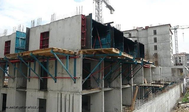 Battalgazi’de iş kazası: Merdivenden düşen işçi yaralandı