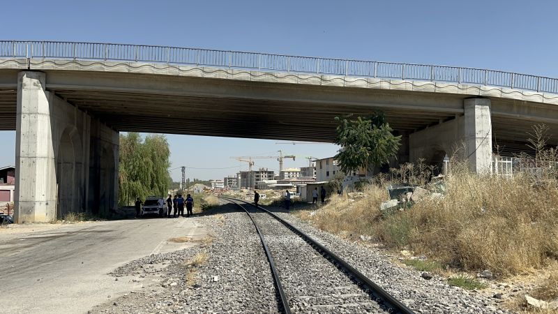 Trenin çarptığı adam kurtarılamadı