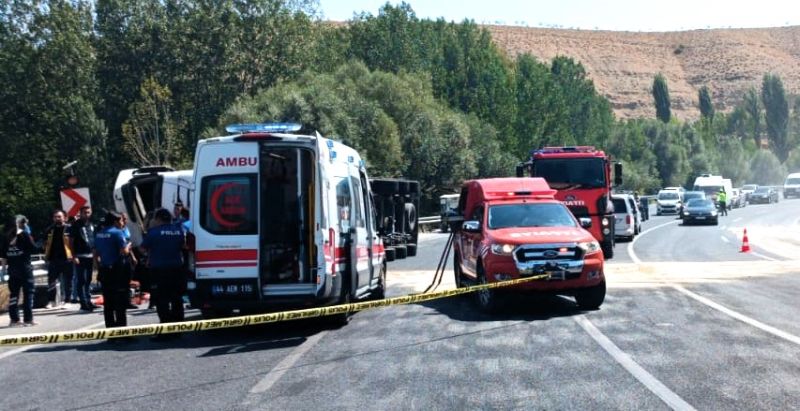 Virajı alamayan tır yan yattı, kazada sürücü yaralandı