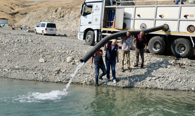 Malatya’daki göl ve göletlere 1 milyon 73 bin yavru sazan bırakıldı