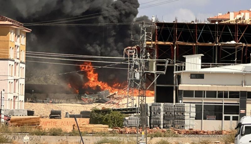 TOKİ şantiyesinde çıkan yangın 2 eve sıçradı