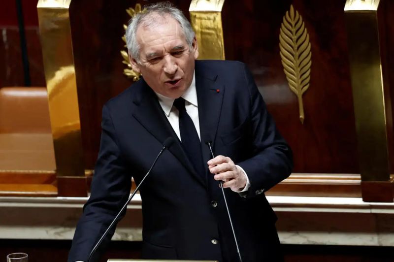 Fransa'da hükümet düştü