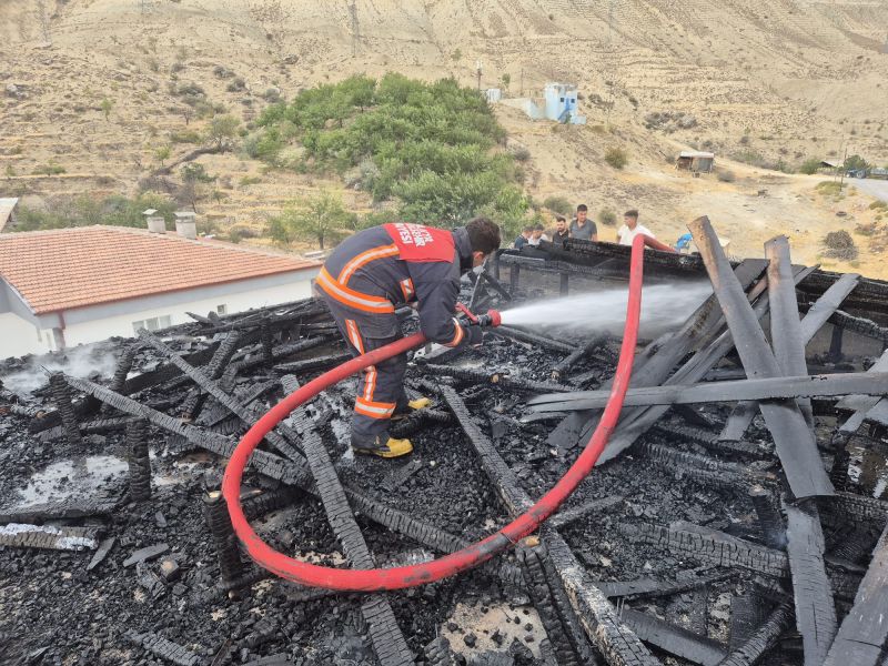 Darende’de apartman çatısında yangın çıktı