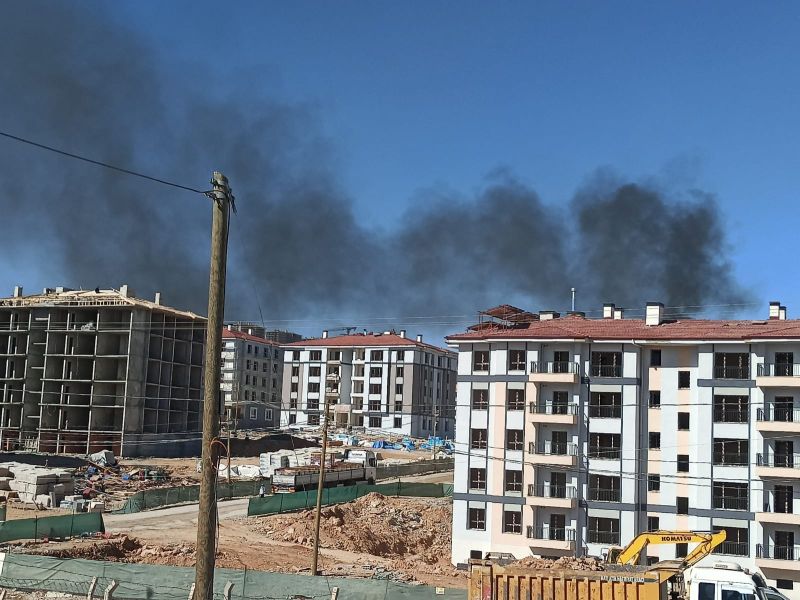 TOKİ şantiyesinde molozların yakılmasıyla gökyüzü karardı