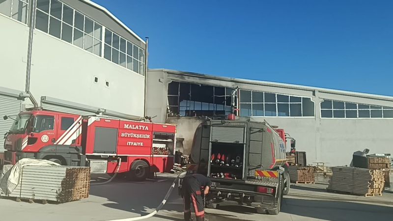 Mobilya imalathanesinde çıkan yangın korkuttu