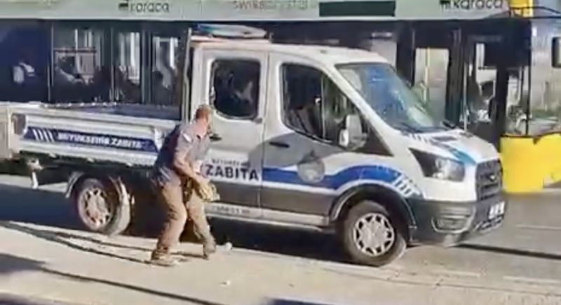 Zabıta aracına taşlı saldırı