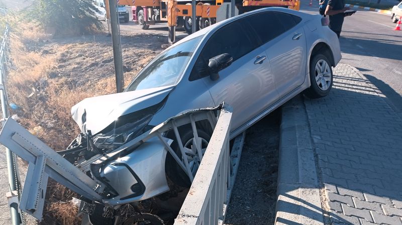 Bariyerlere Çarptı, Kanala Düşmekten Son Anda Kurtuldu