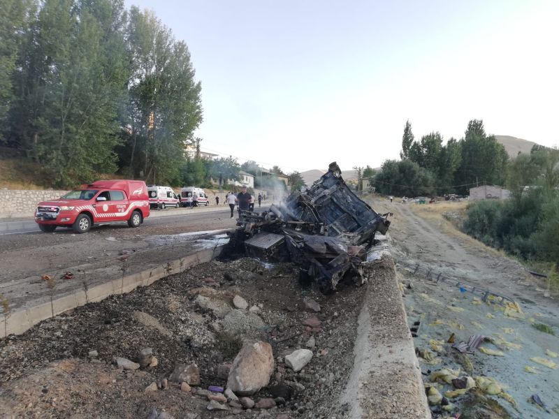 Freni Patlayan Tır Otobüse Çarpıp Alev Aldı