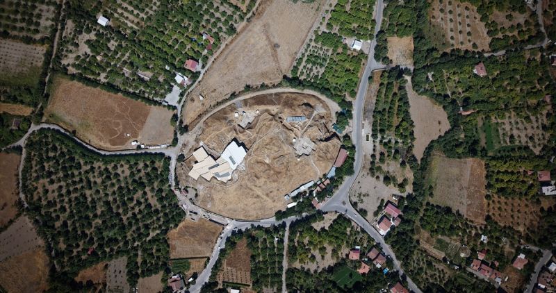  Arslantepe Höyüğü'nde 8 bin yıllık geçmişi işaret eden seramik küp parçaları bulundu