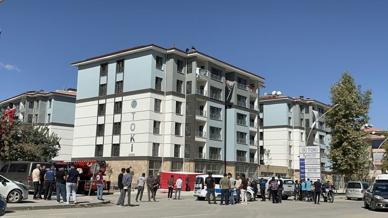 Parasını alamayan işçi çatıya çıktı