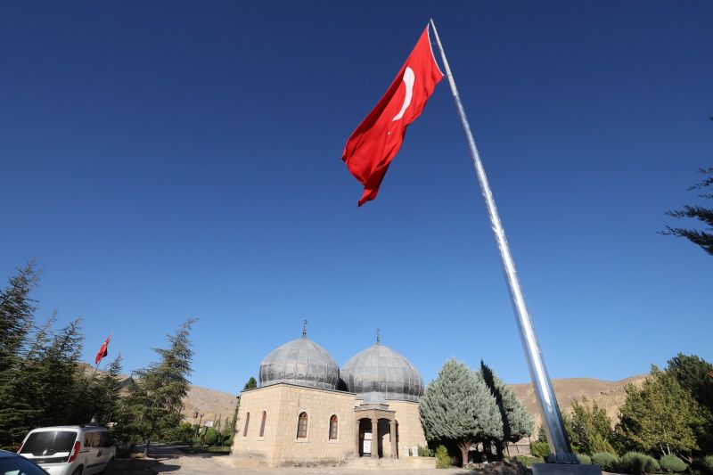 Darende’de Dev Türk Bayrağı İlçenin Simgesi Oldu