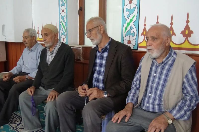 Evlerin bereketi yaşlılardan gençlere öğütler: Anne babaların yeri huzur evi değil, başınızın üstüdür!