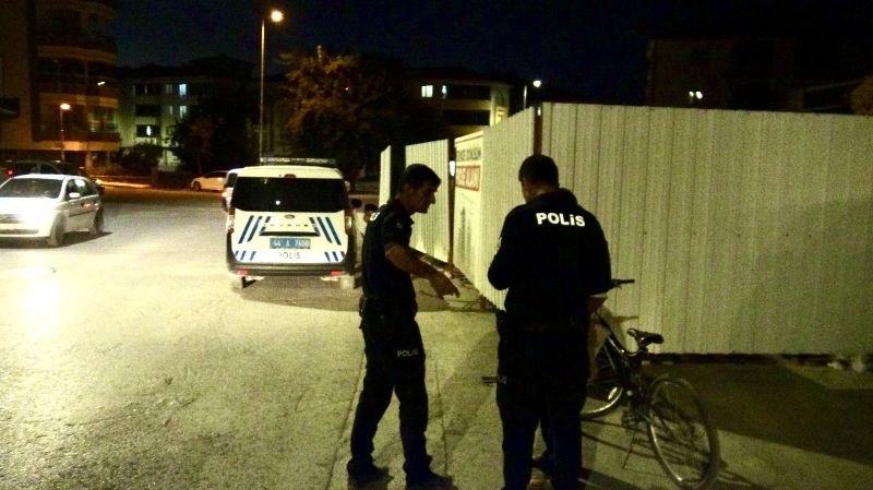 Polis Aracına Çarpan Bisikletli Kız Çocuğu Yaralandı