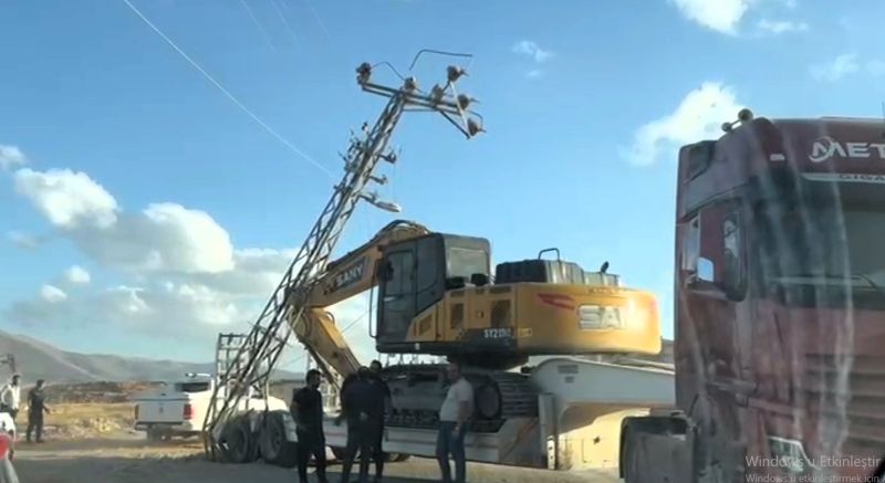 Malatya’da İş Makinesi Yüklü Tır Elektrik Direğine Çarptı