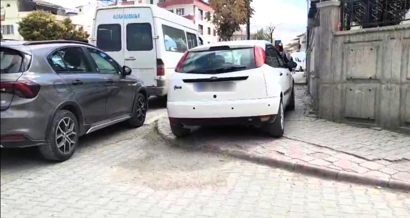 Kaldırıma yapılan parklar yayaları çileden çıkarıyor