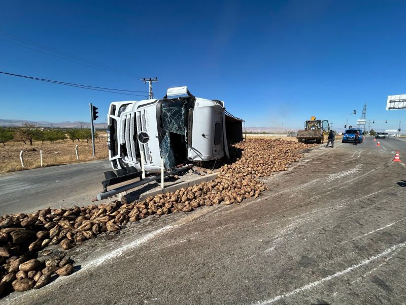 Malatya-Sivas Yolunda Pancar Yüklü Tır Devrildi: Sürücü Yaralandı