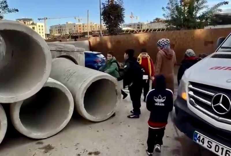 İlk Okulun Girişinde Tehlike; Beton Künkler Velileri Endişelendiriyor