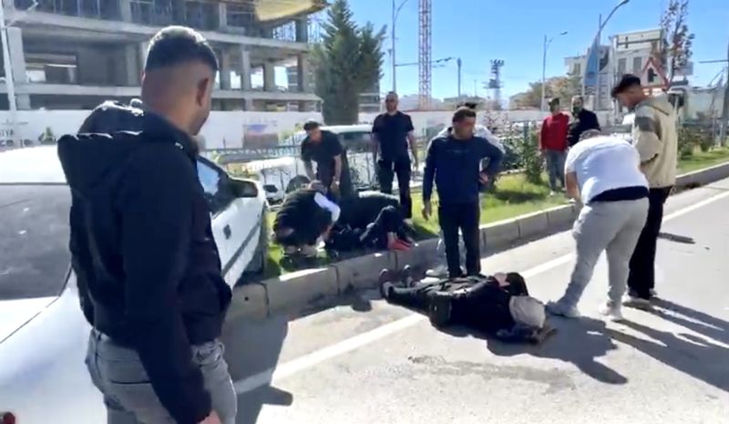 Tırın Sıkıştırdığı Otomobil Kaza Yaptı; 2 yaralı