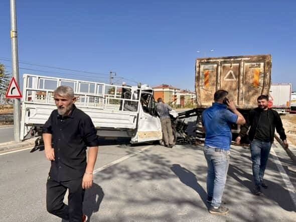 Yakınca’da Pikapla Hafriyat Kamyonu Çarpıştı: Bir Kişi Hayatını Kaybetti